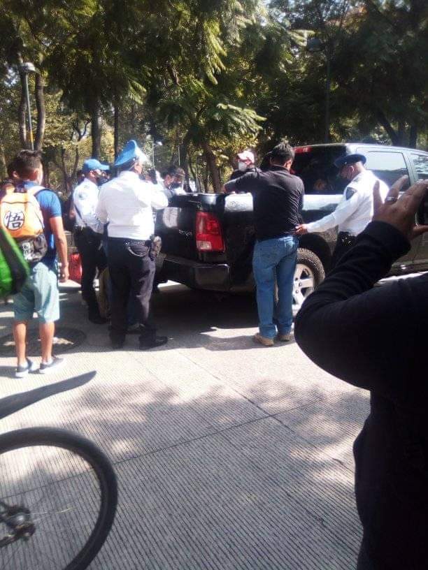djfrisbee's tweet photo. @SSC_CDMX Operativos ilegales, cada sábado a las afueras del museo mural diego rivera llegan policías y te llevan solo por estar sentado te suben a camioneta particulares, eso es secuestro ya estamos artos de esta situación ojalá puedan hacer algo https://t.co/TQoI37gkCd