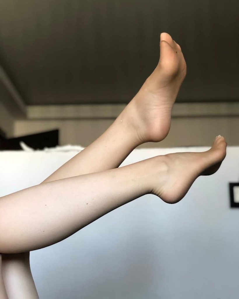 69Azzurra's tweet photo. In quanti li trovano stupendi? ♥
#maialina #vogliosa #accarezza #tivoglio #corpo #piedi #piedinudi #piedini #lecca
#leccami #baciami #culo #model #modella #gambe #bangata #scopamica #queen #regina #mistress #queening #poesia #arte #piedeinfaccia #azz… https://t.co/62MAKNKrbc https://t.co/CSRJ0F6UgC