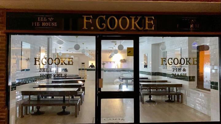 CoolToBeKind1's tweet photo. Amazing food donation of pie and mash from @cookespies @radiocitybw @ChelmsfordCR @BBCEssex @essexlive #pieandmash #chelmsford https://t.co/a0M5hSQDrx