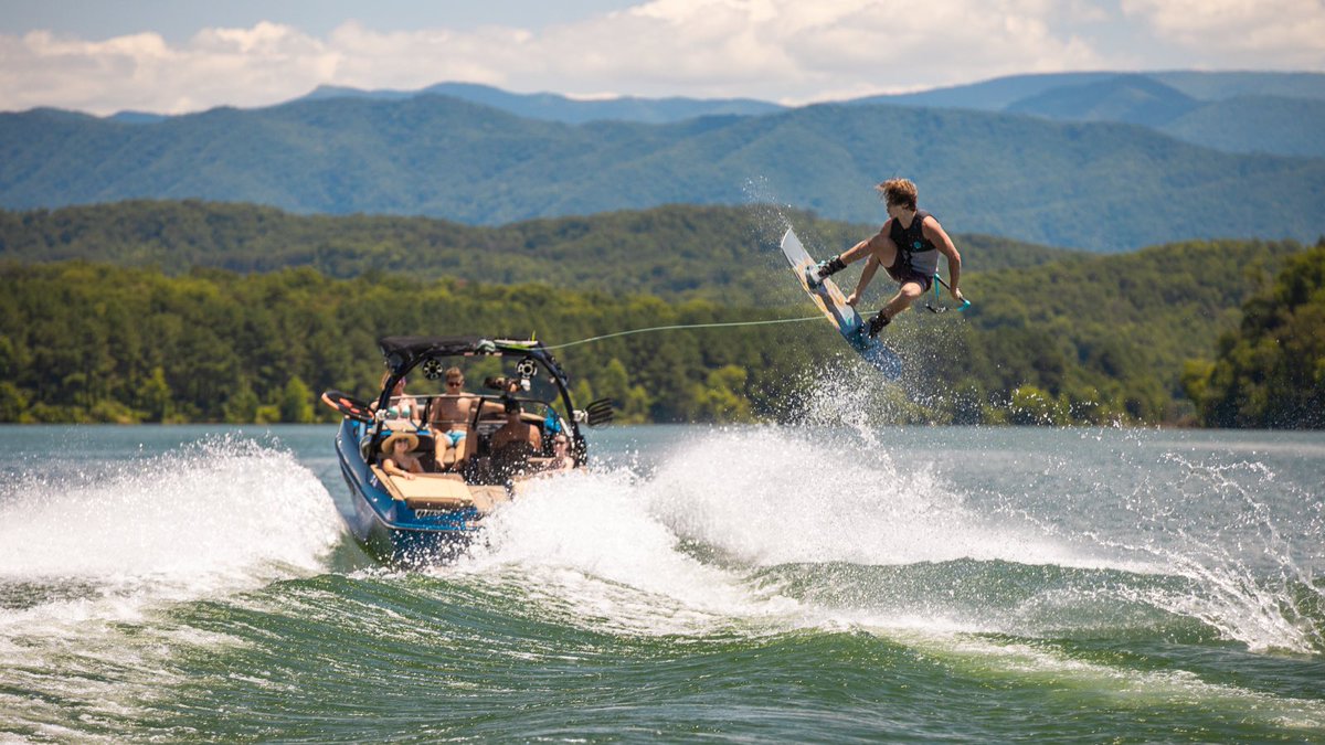 Moomba Monday with the versatile 20’ Mondo 😎 #moombaboats #noworries #realfun #moombamomdo