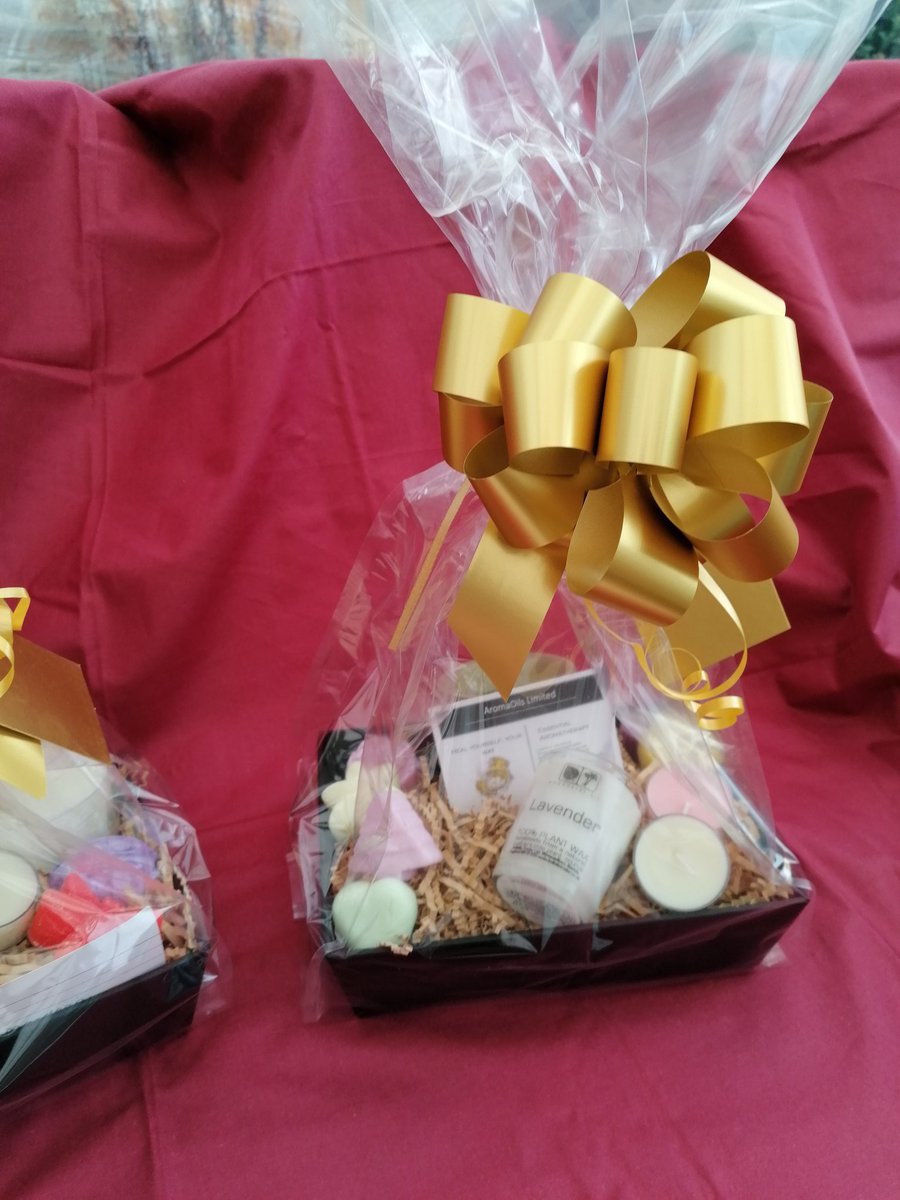 WellbeingJan's tweet photo. "Scented gift box" £15. Contains: 4 essential oil wax melts, 4 essential oil scented tealights, 1 essential oil wax melt burner & 1 essential oil votive candle. Choice of scents available. Gift-wrapping included. https://t.co/TL9RAvtXGN