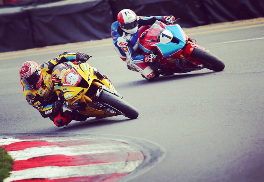 Good fun racing with this FAST! Old guy at Brands Hatch in those classic tribute colours! 👌👌

#notsoold #bsb #racing #generations #moto #brandshatch #oldguysrule #fast #stillgotit #legend #racer #motorcycle #bikers #tribute