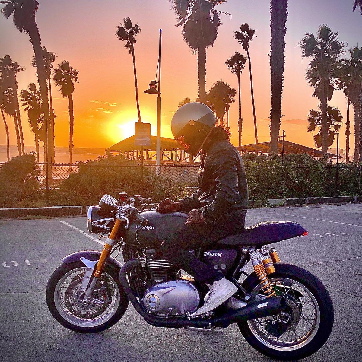 First weekend with my new gal. She’s from overseas so I had to show her around town a bit. We’re IG official now and I’m pretty excited about it 🏁🇬🇧
.
.
#triumphcaferacer #caferacer #caferacersofinstagram #thruxtonr #hedonhelmets #hedonworkshop