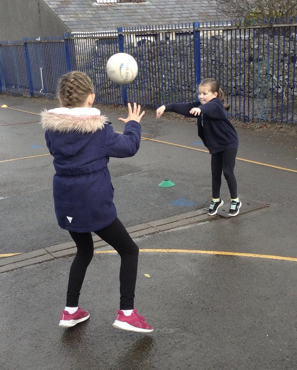 playondevelop's tweet photo. What a great day @WickPS Last week was all about passing (bounce, chest and overhead), today was all about finding space and using those skills playing โPiggy in the middle โ.
We even had time to practice our shooting and a bit of hula hooping .
#sending #receiving #findingspace https://t.co/VWIKhlGwE5