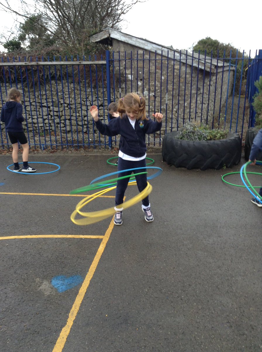 playondevelop's tweet photo. What a great day @WickPS Last week was all about passing (bounce, chest and overhead), today was all about finding space and using those skills playing โPiggy in the middle โ.
We even had time to practice our shooting and a bit of hula hooping .
#sending #receiving #findingspace https://t.co/VWIKhlGwE5