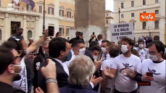 reportrai3's tweet photo. A livello nazionale fin da giugno si è creato un’asse tra i gestori delle discoteche e i partiti di centrodestra. A manifestare davanti a Montecitorio con i gestori delle discoteche ci sono Fabio Rampelli (Fdi) e Matteo Salvini.  #Report #Covid19 https://t.co/uiZliaToV2
