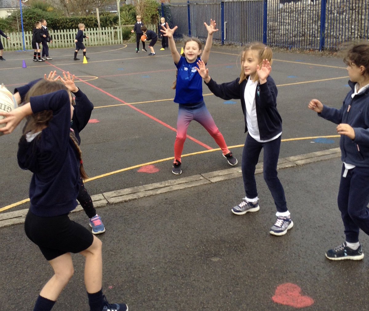 playondevelop's tweet photo. What a great day @WickPS Last week was all about passing (bounce, chest and overhead), today was all about finding space and using those skills playing โPiggy in the middle โ.
We even had time to practice our shooting and a bit of hula hooping .
#sending #receiving #findingspace https://t.co/qCiXVdBiR3