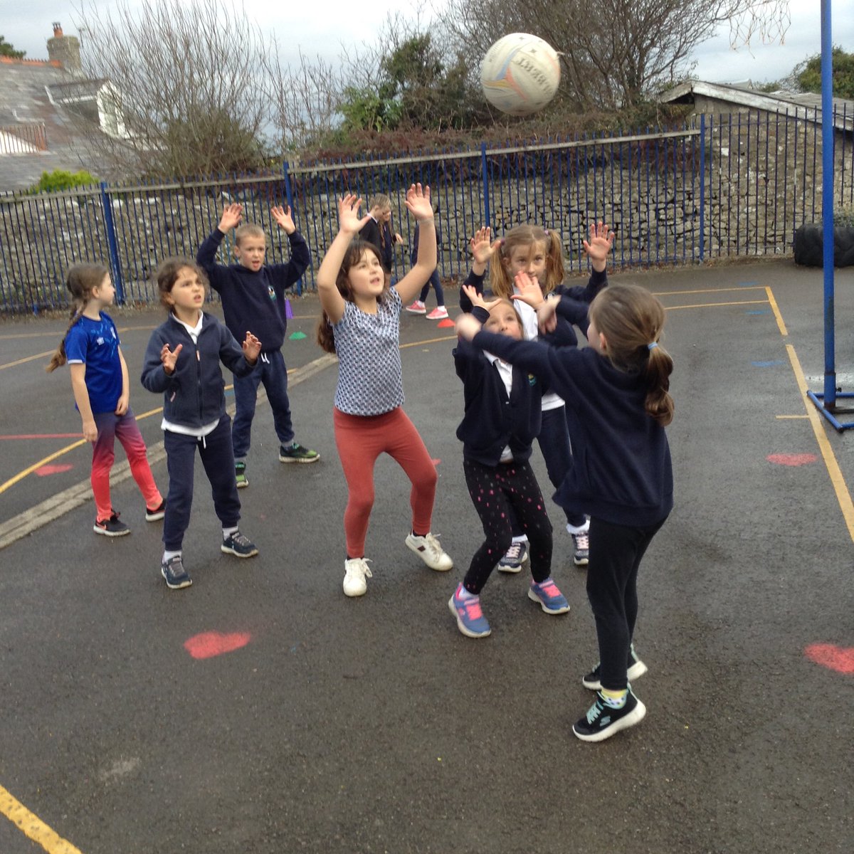 playondevelop's tweet photo. What a great day @WickPS Last week was all about passing (bounce, chest and overhead), today was all about finding space and using those skills playing โPiggy in the middle โ.
We even had time to practice our shooting and a bit of hula hooping .
#sending #receiving #findingspace https://t.co/qCiXVdBiR3