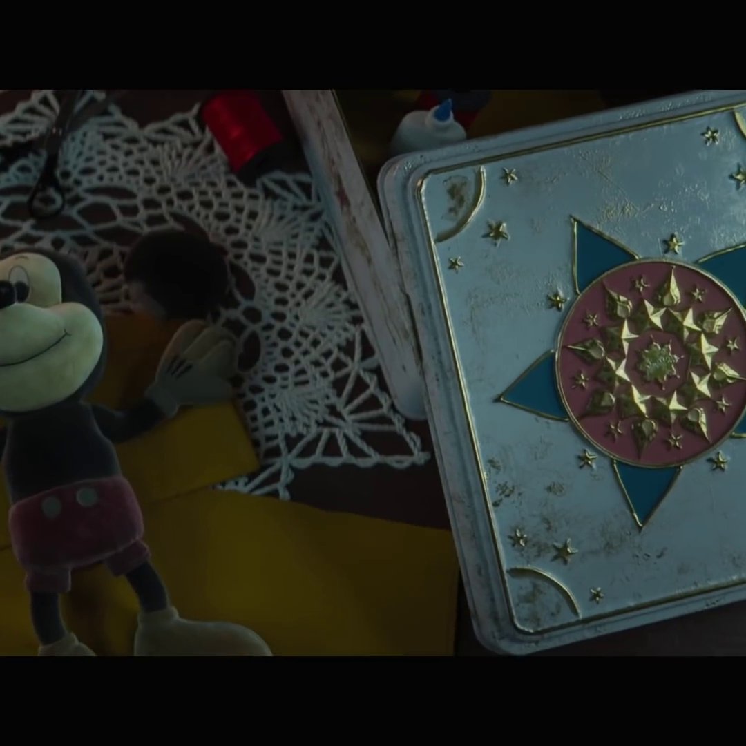 Another flag-related detail - the tin with all the crafting supplies is rendered in the same colours as the Filipino flag, and also features an 8-pointed star/sun. The 8 rays represent the 8 united provinces that first fought for independence against the Spanish