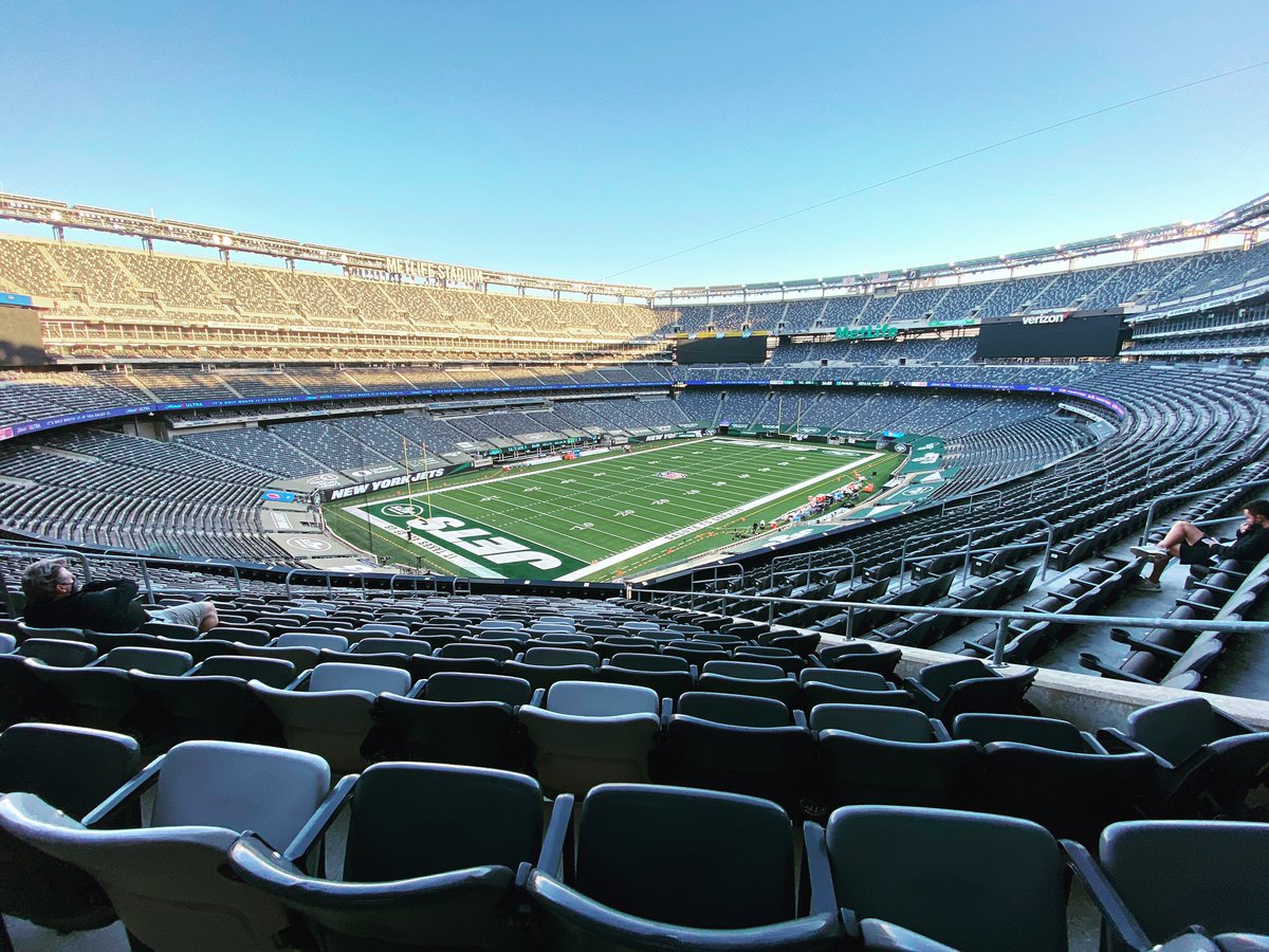 Cameragirl11's tweet photo. Perfect evening for football! #espn #mondaynightfootball #SaluteToService #jetsvspatriots #emptystadiumtour #cameralady #metlifestadium https://t.co/hl9ifJin4i
