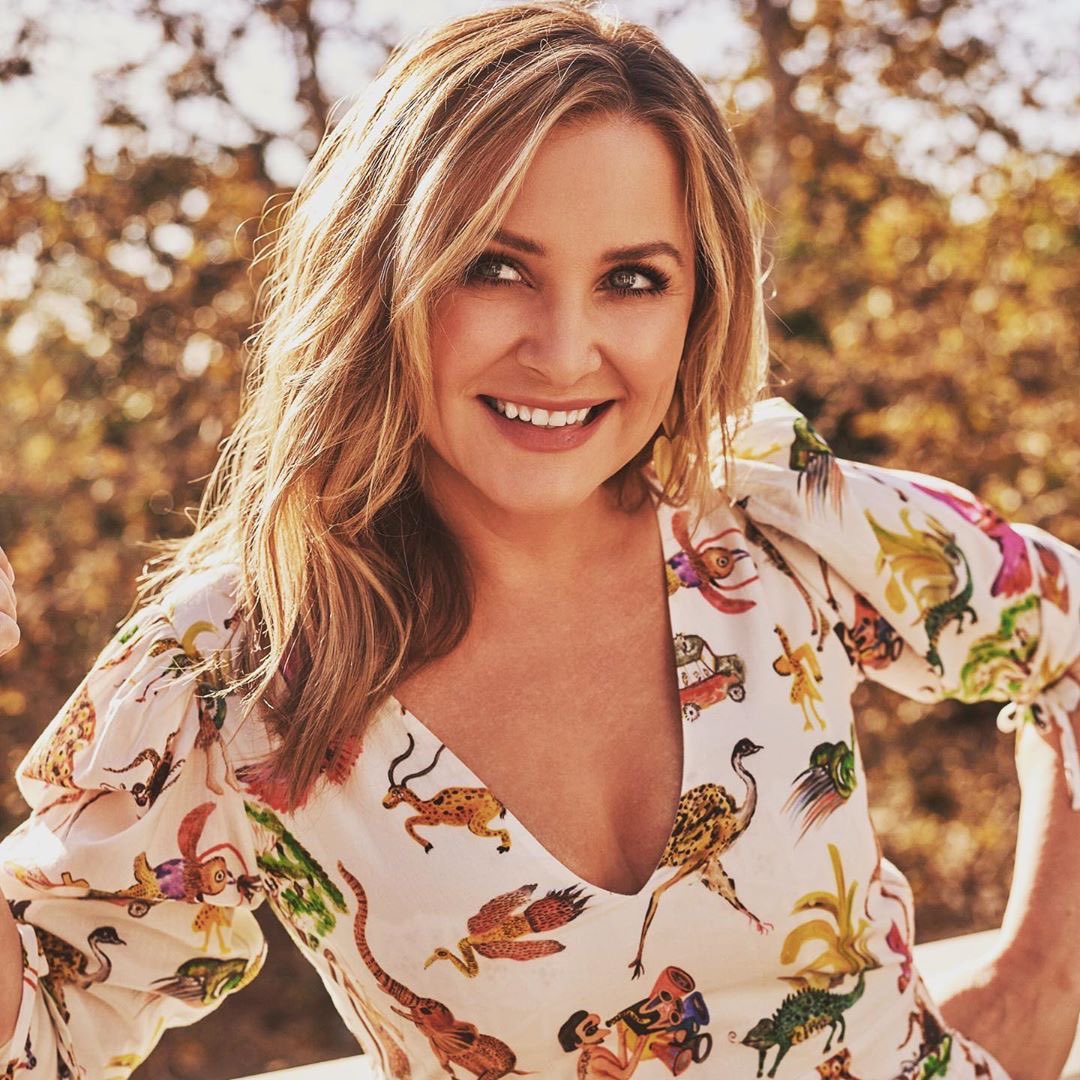 Repost from <a href="/jessicacapshaw/">Jessica Capshaw</a>
•
I had such a great time chatting with @roseandivyjournal
about ALL the things... #HOLIDATE <a href="/netflix/">Netflix</a> 

📸:@higgsy_photography
Hair: <a href="/marktownsend1/">Mark Townsend</a>
Makeup: <a href="/georgieeisdell/">Georgie Eisdell</a>