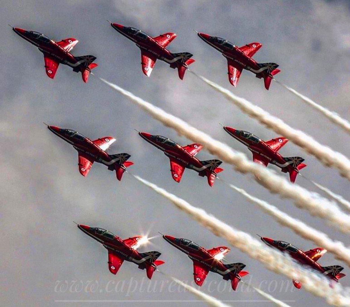 captureasecond's tweet photo. @rafredarrows Diamond Nine over @RAFScampton #diamondnine #display #practice #photooftheday #raf #redarrows #hawk #white #blue #red #smokeon #aviation #avgeek #captureasecond @LincsSkies @JudeMal https://t.co/UGfbebyNo7