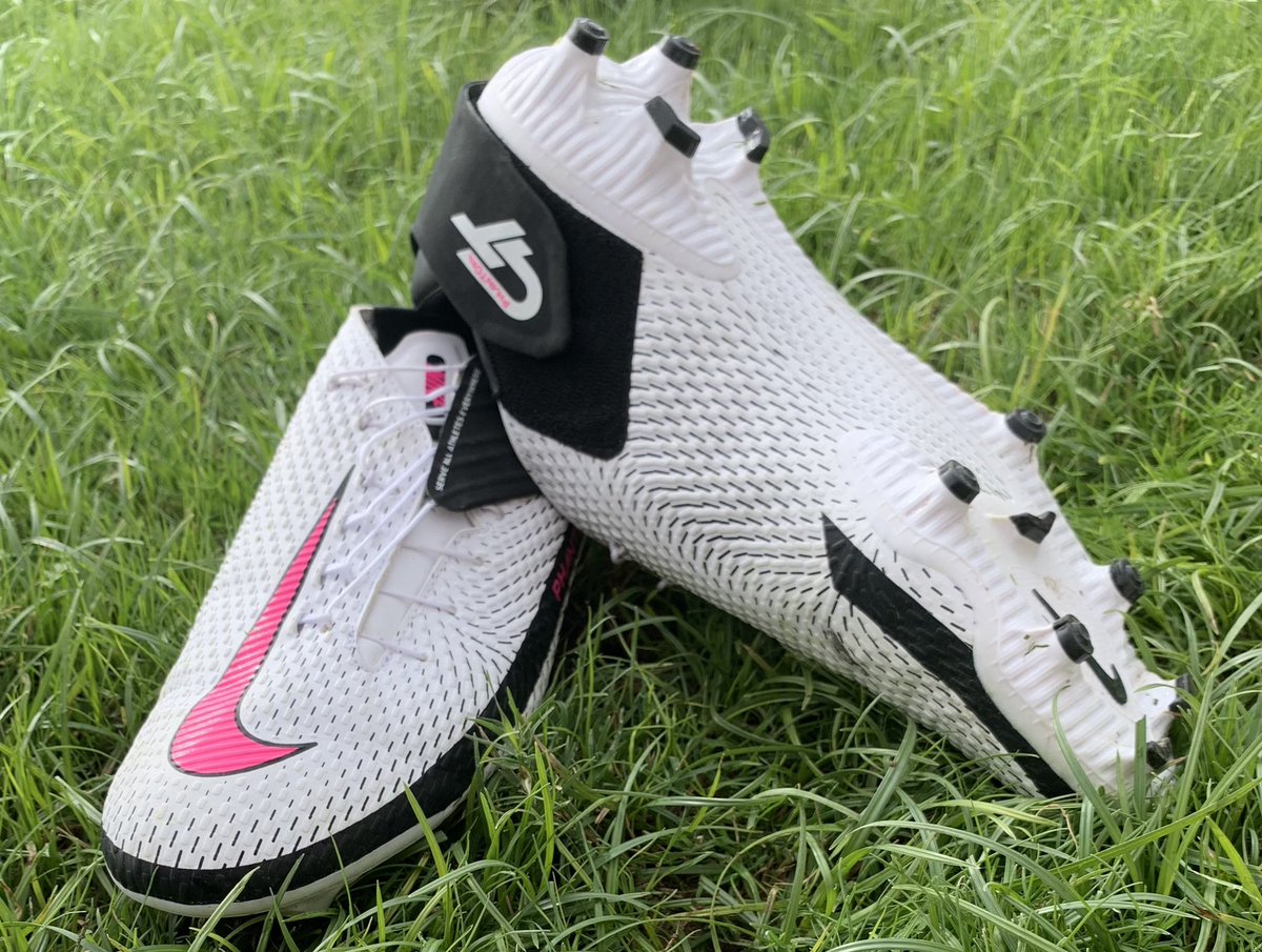 johnsulliva16's tweet photo. Thank you and shoutout to @nikefootball for letting me try out the new #FLYEASE boots with quick and easy entry thanks to the fold down heel and wraparound strap. Essential for disabled athletes like myself!
#PLAYWITHSKILL https://t.co/iGHufJFYSS