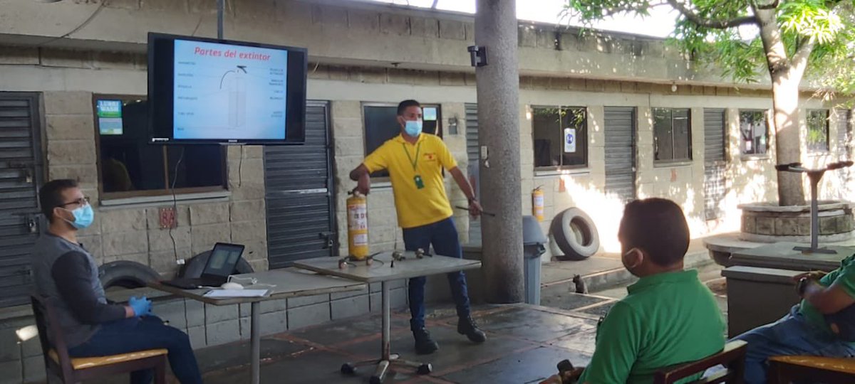 SOBUSA_SA's tweet photo. Taller de manejo y uso de extintores.
Cada día capacitandonos para brindarles un mejor servicio.
#sobusa #transportepublico #buses #taller #manejodeextintores #capacitandonos #usodeextintores https://t.co/T6fjm71UUt