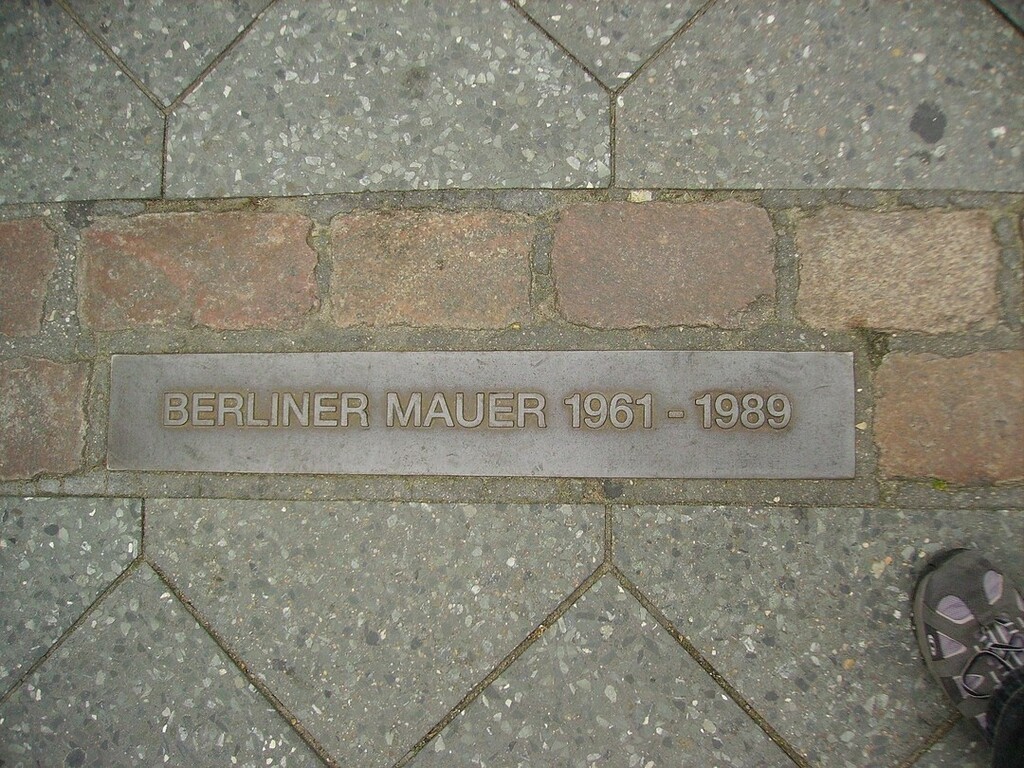 AleDesconocida's tweet photo. 9 de noviembre, "Día memorable" en la historia de Alemania.
.
El famoso "Muro de Berlín", construido mientras Alemania dormía, en una sola noche, entre el 12 y el 13 de agosto de 1961.⠀
.⠀
La construcción se hizo bajo la vigilancia armada de las fuer… https://t.co/xC7VPFWJA5 https://t.co/EWfwCDy3EY