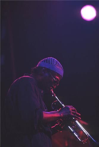 Pijamasurf's tweet image. Quien ama la buena música entenderá lo trascendentales que fueron estos 5 personajes.

📷 Miles Davis, 1982.
pijamasurf.com/2020/11/5_figu…