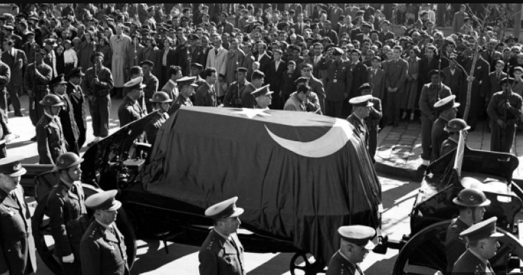 Oktay_cinarr's tweet photo. "Tüm ceketlerin önü, aynı gün aynı dakikada kapanır bu ülkede. "
#10kasım #atat��rk #atamizindeyiz https://t.co/eE8V5koqeN