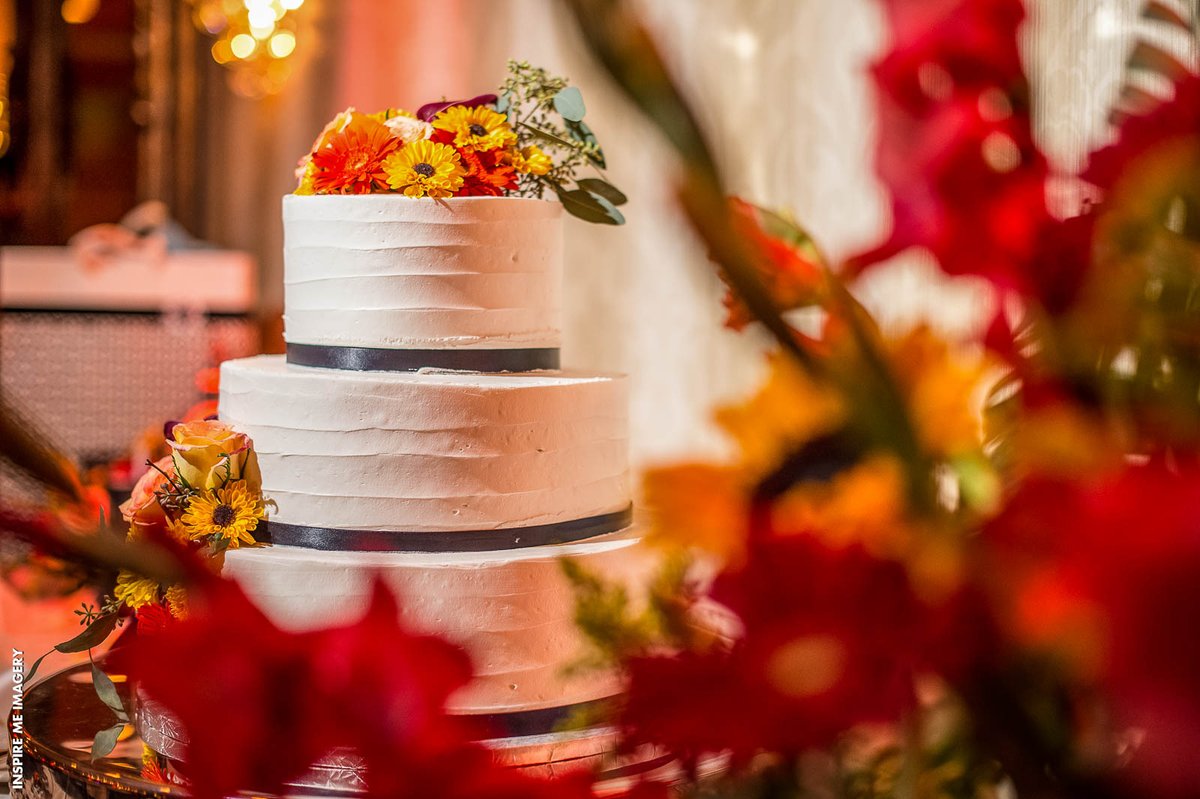 SterlingNJ's tweet photo. This beautiful wedding cake photo gives us FALL FEELS. What are your favorite fall décor details? Thanks to @chocolatecarousel and @inspiremeimagery https://t.co/YdvoE7O6YA https://t.co/XmsvEPtX6g