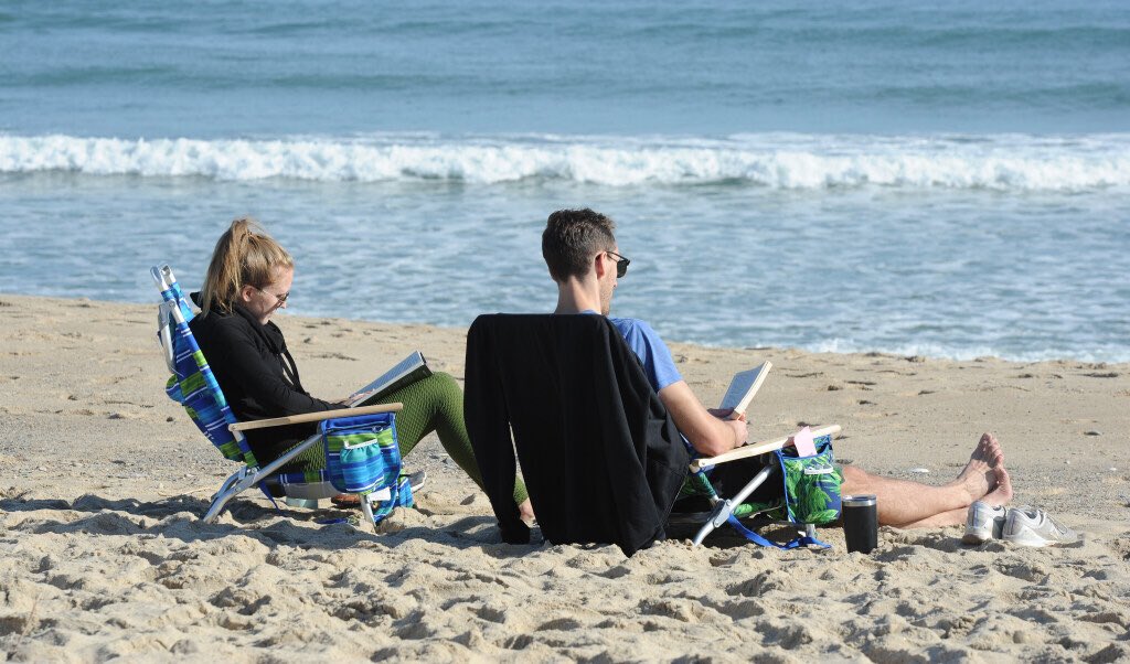 cctphotographer's tweet photo. What did we do to deserve this sweet November weather? @capecodtimes #nausetlightbeach #coastguardbeach #eastham #capecodsecondsummer https://t.co/7KogdP3uUa