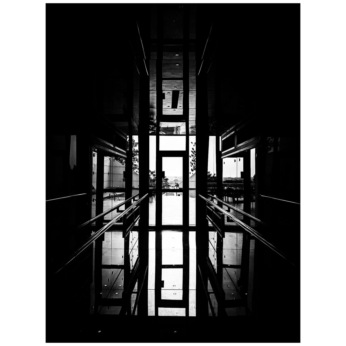 rotimishotit's tweet photo. A Silhouette.
Day 315/366 - #RotimiShotIt366
#Photo #Photography #RotimiShotIt #RotimiOkungbayePhotography #Silhouette #PhonePhotography #MobilePhotography #Pixel3XL #TeamPixel https://t.co/pgItNsYtHh