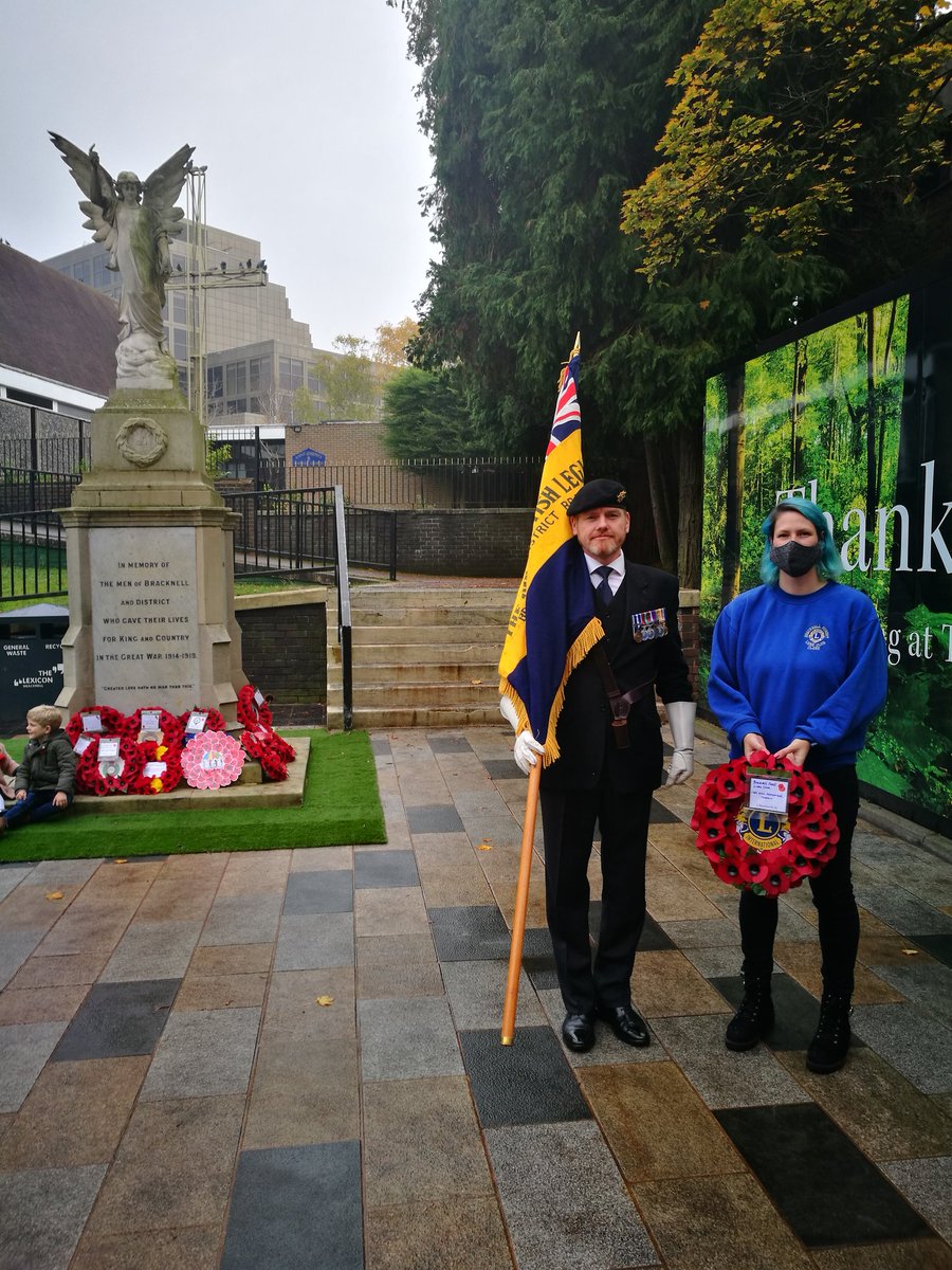 BracknellLions's tweet photo. Club members laying wreaths for #RemembranceDay2020 
#LestWeForget https://t.co/ekgVGddudk