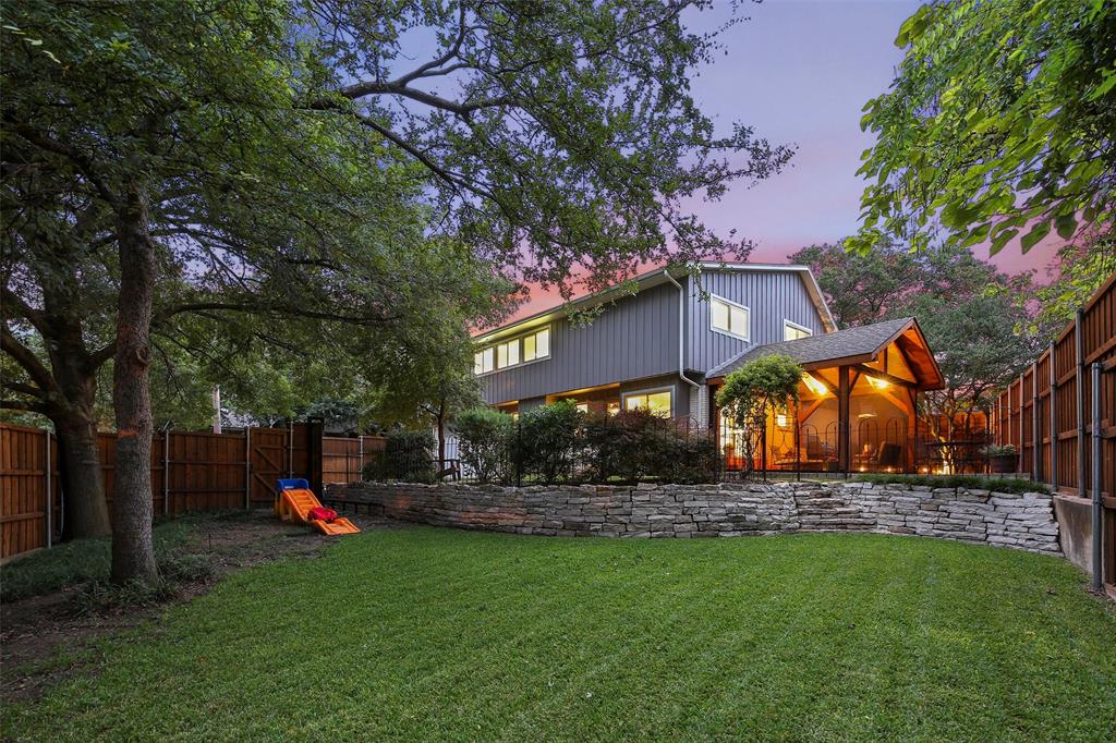 foundersre's tweet photo. What $600,000 dollars looks like in Dallas County
 
5 beds | 2.5 baths | 2750 Sq. Ft. 

This gorgeous contemporary home seems simple at first, but this 10,629 Sq. Ft. home has lots of surprises! https://t.co/dbNbMr5Nwx