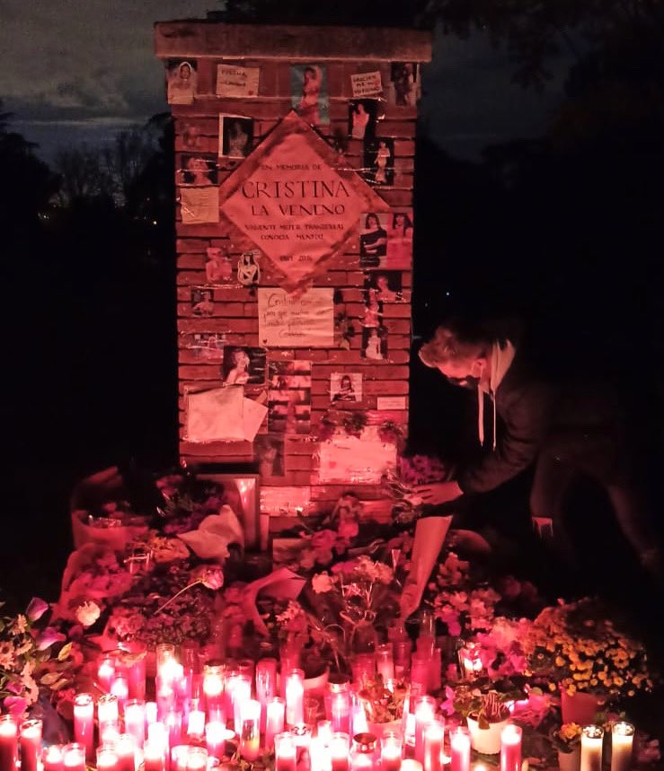 DavidPopMusic's tweet photo. Que bonito homenaje por este cuarto aniversario sin La Veneno en su Parque del Oeste querido donde descansan parte de sus cenizas 💫❤️ Eterna Cristina 🏳️‍🌈 https://t.co/brz72jwTv7