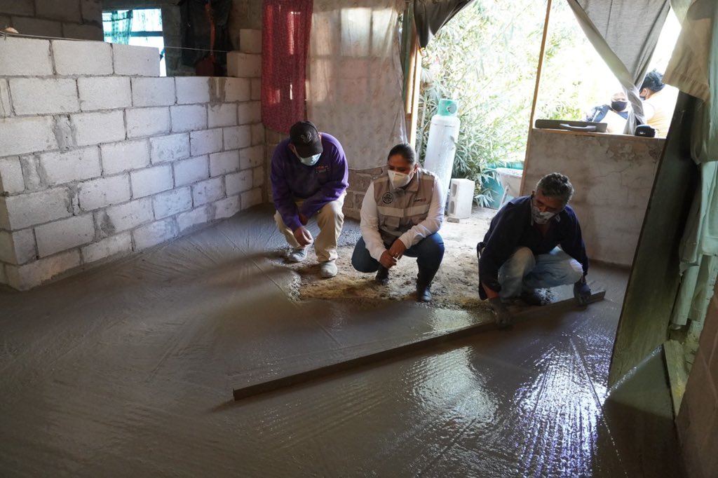 mary_sol011's tweet photo. En la comunidad de #Bermejillo estamos llevando a cabo el programa de #pisosfirme  para el mejoramiento de su vivienda" ❤️🏘️ más de 117 acciones en #15comunidades.
#segundoañoDejamosHuella. https://t.co/V15W8kuL17