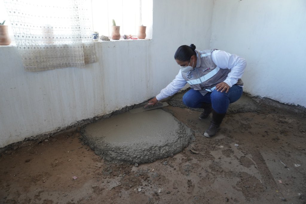 mary_sol011's tweet photo. En la comunidad de #Bermejillo estamos llevando a cabo el programa de #pisosfirme  para el mejoramiento de su vivienda" ❤️🏘️ más de 117 acciones en #15comunidades.
#segundoañoDejamosHuella. https://t.co/V15W8kuL17