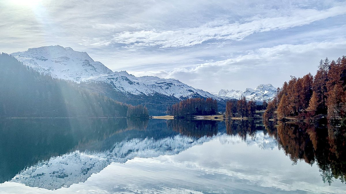 MichaelPfaeffli's tweet photo. Stimmungsvoll, gespiegelt, windstill, nebelfrei und vieles mehr ist er, der Spätherbst an den Oberengadiner Seen! https://t.co/78k36qW4om