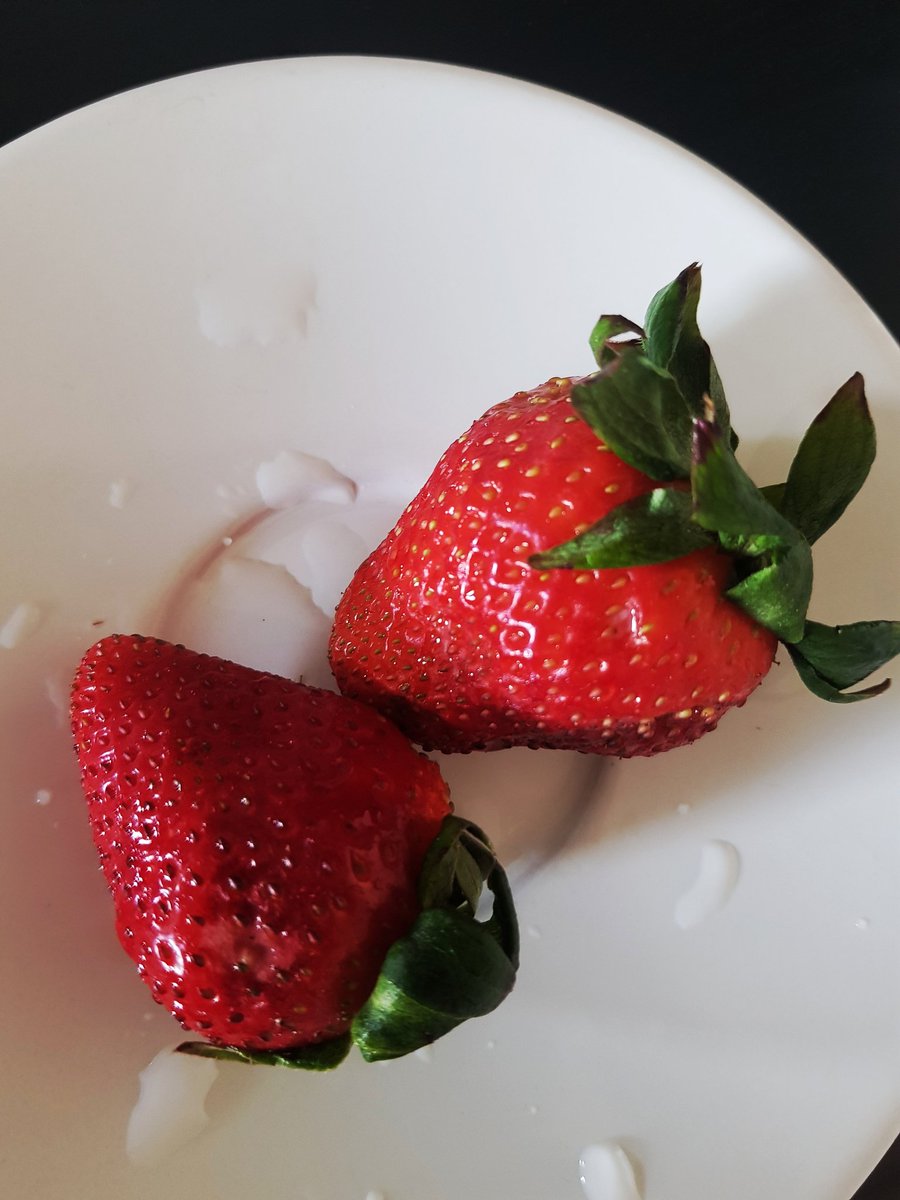 AnumAJamal's tweet photo. A strawberry Monday. 🍓💗 #afterworksnack #MondayVibes https://t.co/OTha1701V6