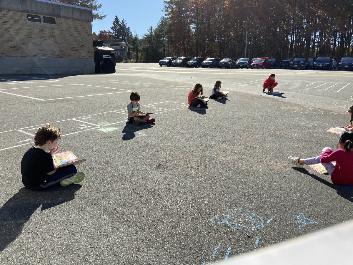 MsLocke_'s tweet photo. With it being so nice out, C22 went outside and did a literacy lesson.  @shawsheenschool @ShawsheenOffice https://t.co/8zAtLDGh0X