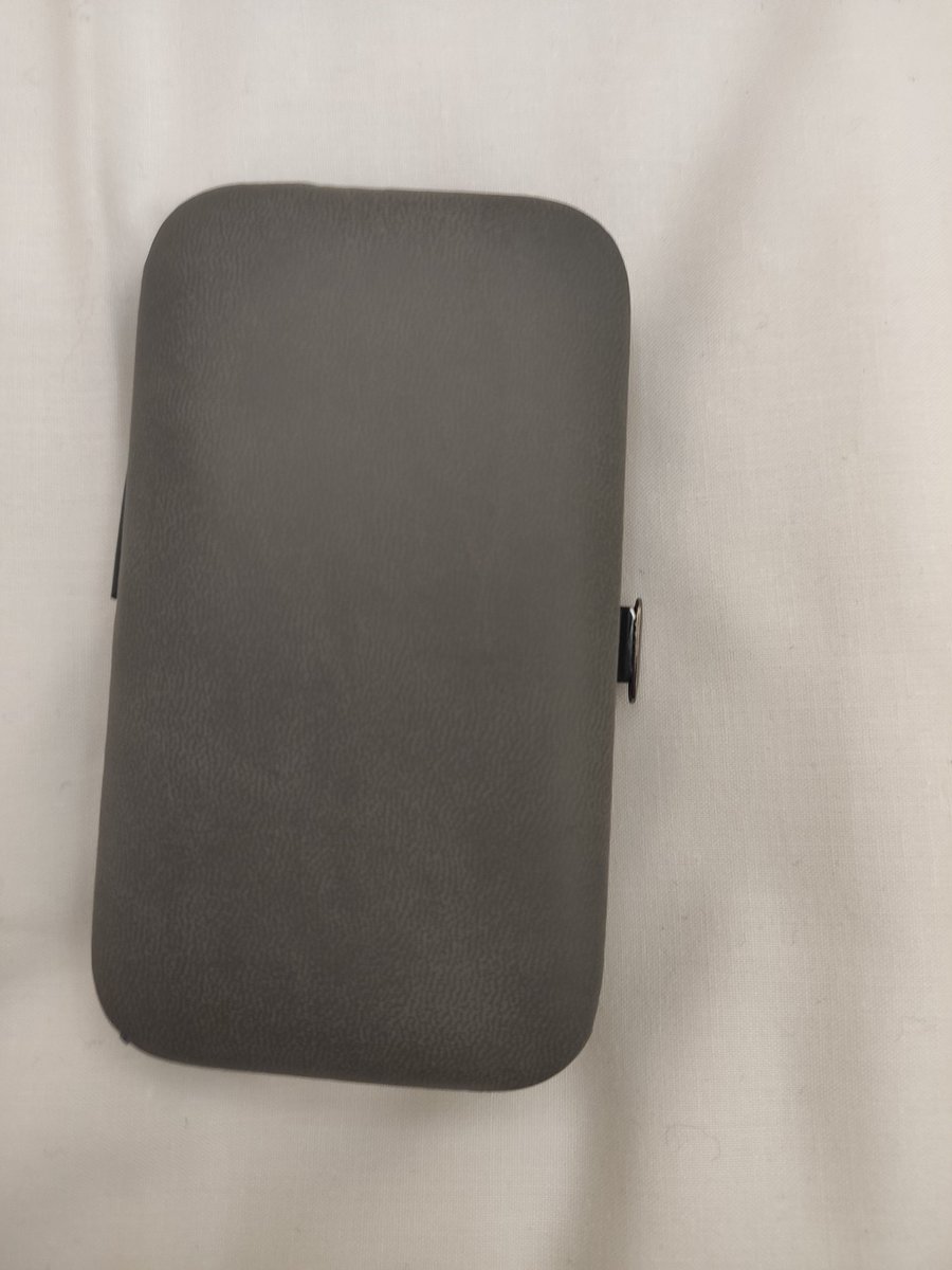 NoemiNavarro_'s tweet photo. Espereu que n'hi ha més... En una altra botiga diferent podia triar entre un kit d'estos en colorets i estampat de 🐼, 🦄 o 🌸, o este gris. Segons ells los d'estampats són per dona i este és per a homes... És que mareta meua, #nospot! https://t.co/pcOWip8wvW