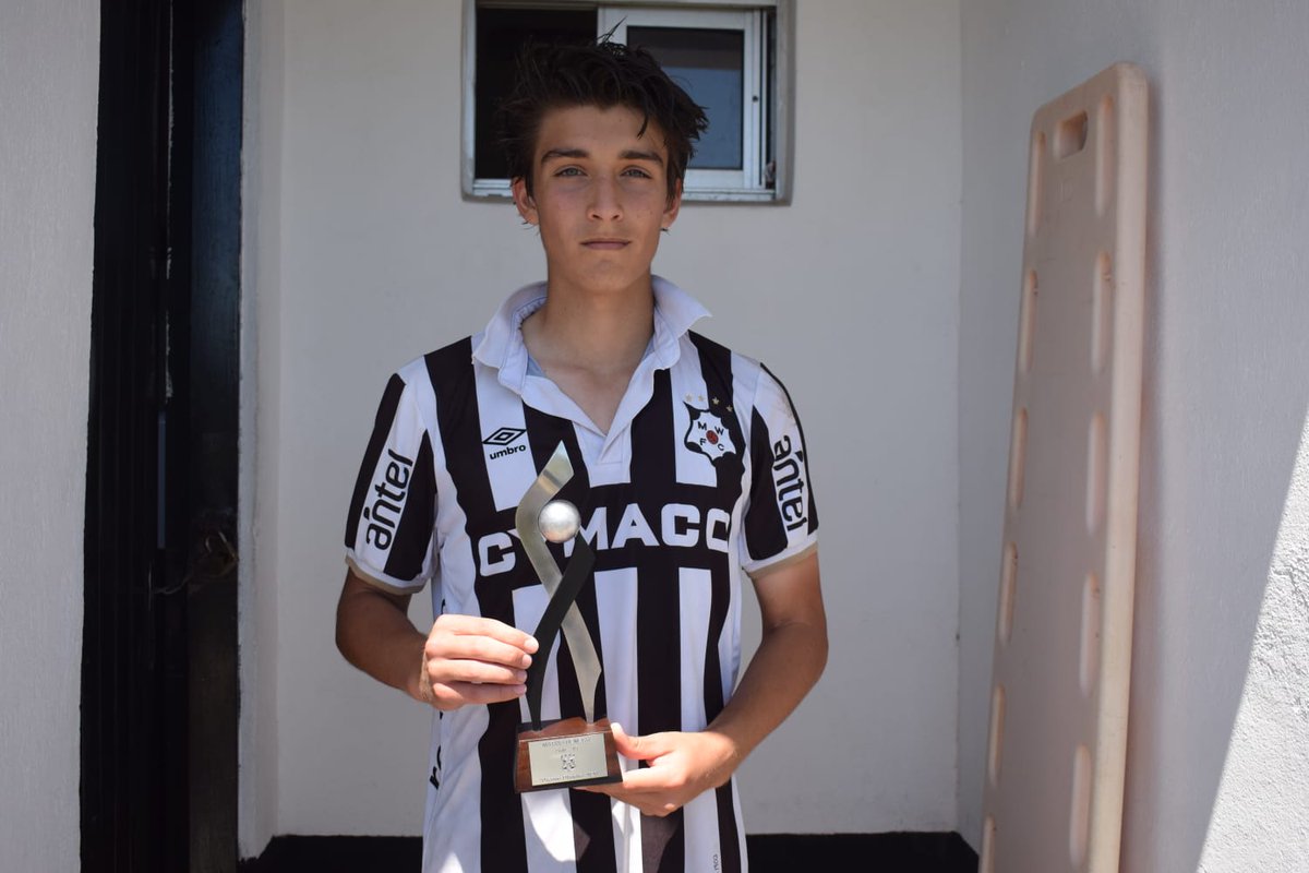 Nuestros futbolistas representan los valores del "negro jefe" Obdulio Jacinto Varela.
Aquí la foto de los referentes de cada plantel.
#VamosWanderers 
Fotos de <a href="/Elizabe06751641/">Elizabeth scala</a> para <a href="/Julgre17/">Juveniles de mi País</a>