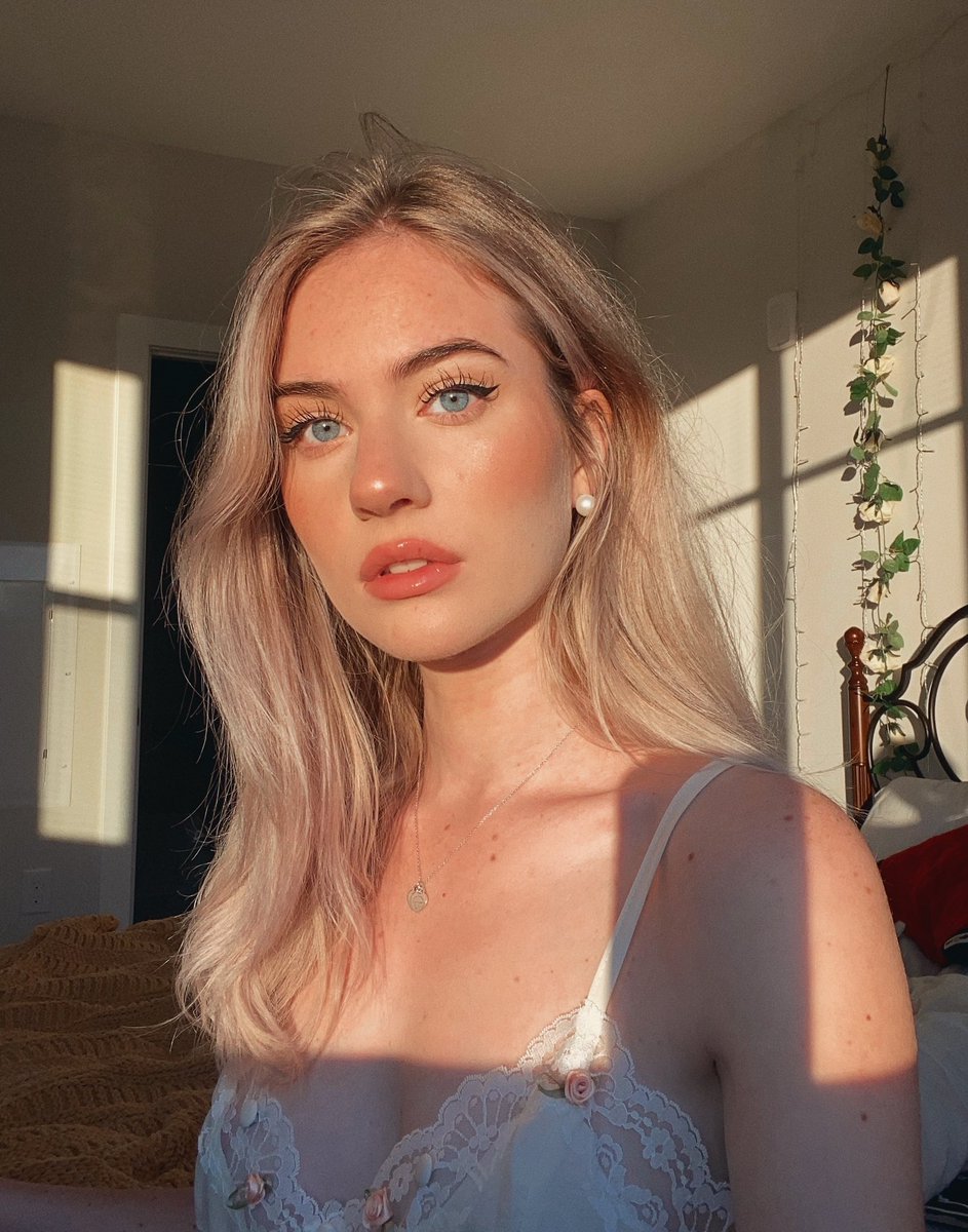 _kennedywalsh's tweet photo. stares directly into sun just to feel something https://t.co/hcZw3UhFDN