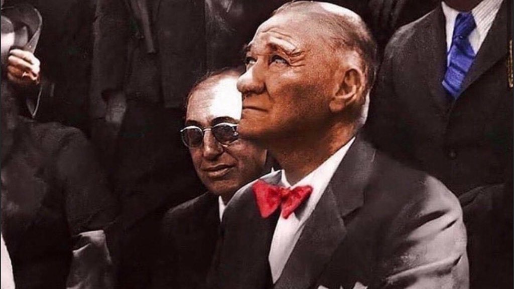 <a href="/CMYLMZ/">Cem Yılmaz</a> Bu sıradan bir ölüm değil doktor 
O bir Atatürk 
İsmiyle müsemma.
O şeref timsali,
O bir başkomutan
O devrimler ustası
O ulu bir çınar...

Bu,
Bu öyle bir ölüm değil doktor, anlasana 
O, suret-i ay,
O,  bakışı hilâl 
O,  Mustafa Kemal...

 Tam 82 yıllık bitmeyen bir özlem.