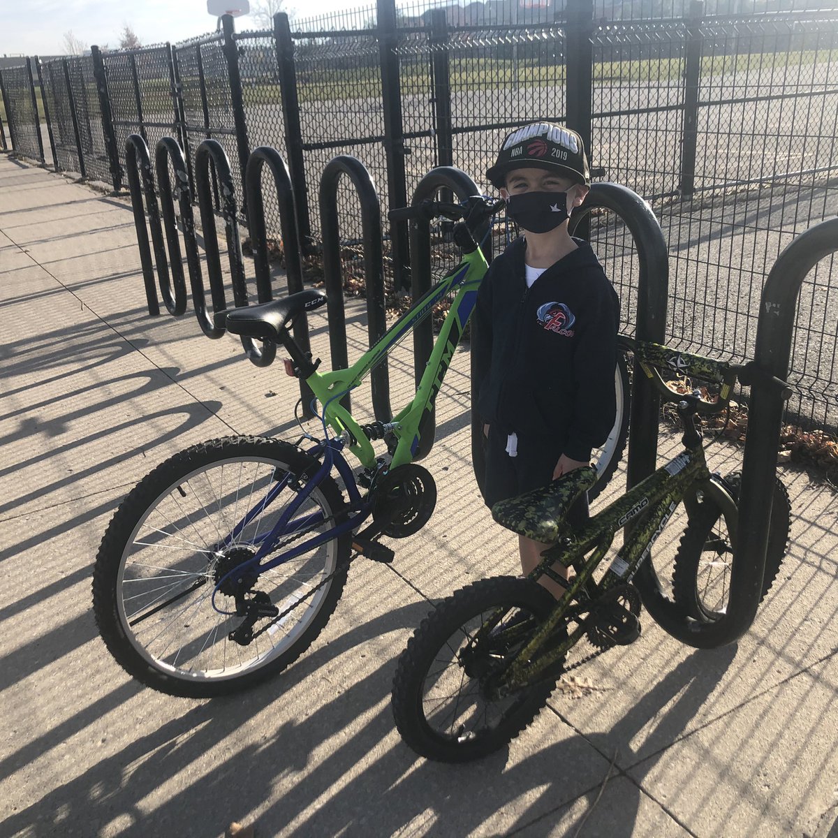 FFMfit's tweet photo. This @kinderkings student was so proud that he rode his bike and chose an #activeroute to school. With this fabulous weather we are having in November many students & families should choose to walk or bike 🚲 it’s a great way to start the day @FFMcGinnCES ☀️ https://t.co/6xTV7XACz6
