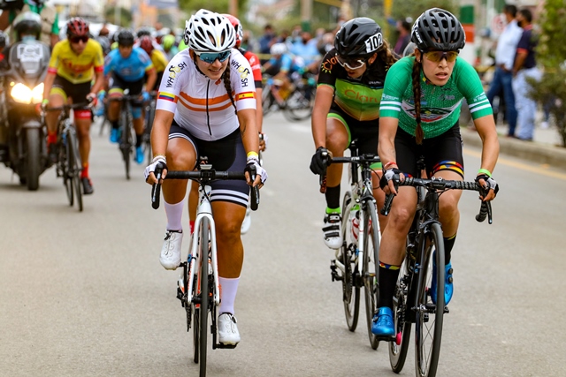 katherin Montoya  en franca lucha con <a href="/jami_saza/">MILE SALCEDO 💋</a> por la clasificación de las metas volantes en la #VFemenina2020, la corredora del <a href="/colnagocmwomen/">CMWomenTeam</a> puntuo hoy en todas las metas volantes y ahora se encuentra a dos puntos de la líder de la especialidad