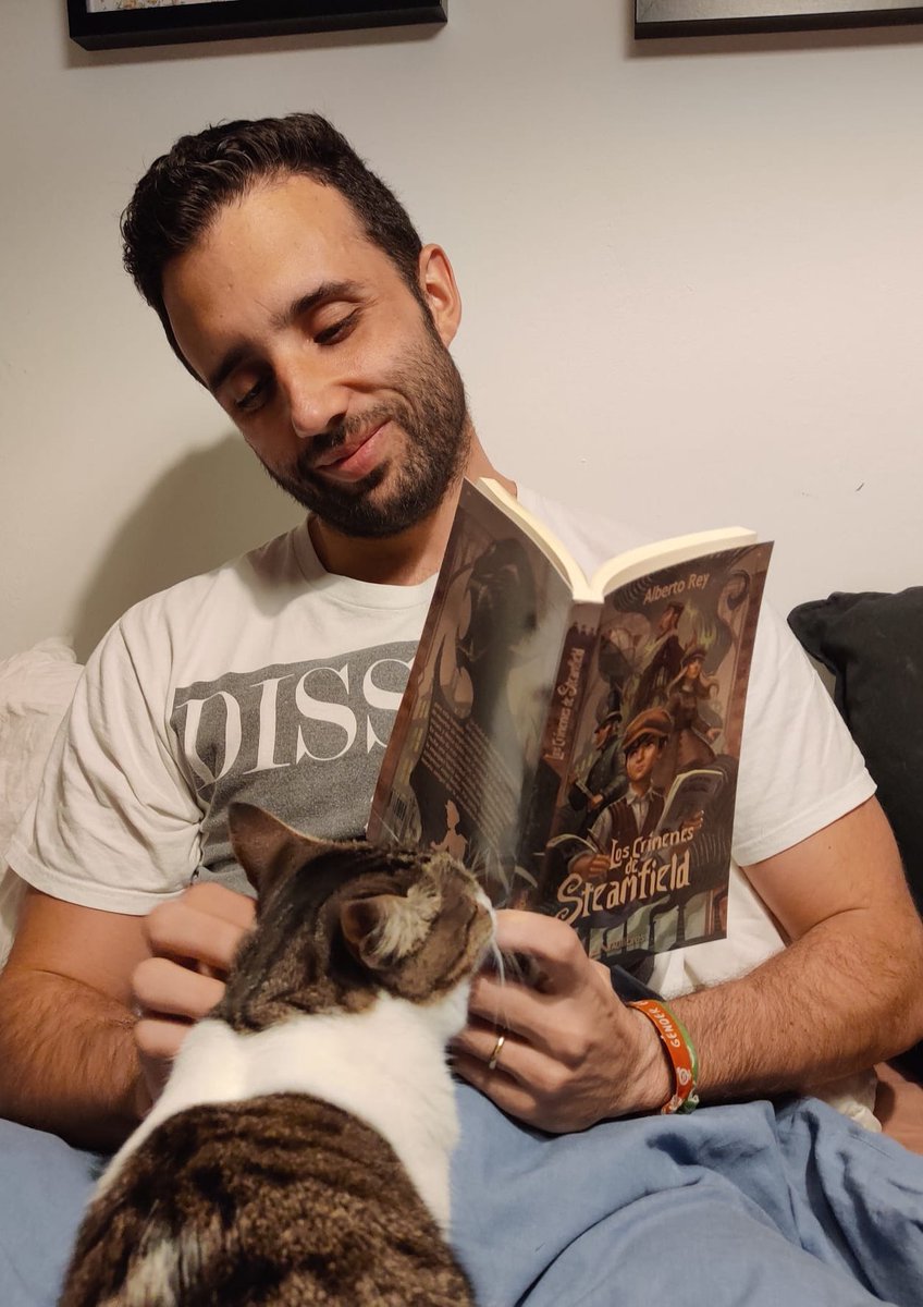 dariomlerga's tweet photo. Hoy empiezo Los crímenes de Steamfield. Enhorabuena @_albertorey_! A todos nos gustan las historias de artistas jóvenes que se lanzan a vivir su sueño, pero sin nuestro apoyo no pueden seguir adelante. Apoyemos la cultura local! Y si es comprando en una librería de barrio, mejor! https://t.co/5nvx0WeWjt