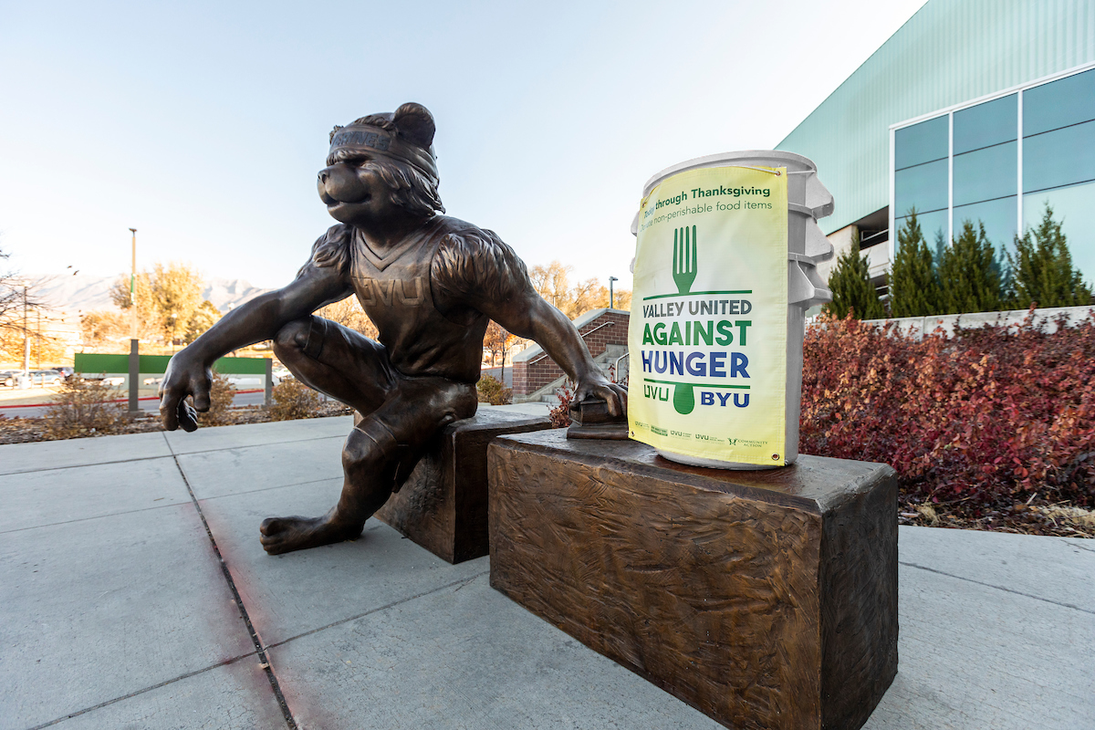 uvualumni's tweet photo. Be a part of @uvusaa's goal to raise 180,000 pounds of food this year. 
Each dollar you donate provides 15 pounds of food for a family in Utah County 💚⁣⁣ (link in bio)

#ValleyUnitedAgainstHunger https://t.co/V4l0Iy6G6G