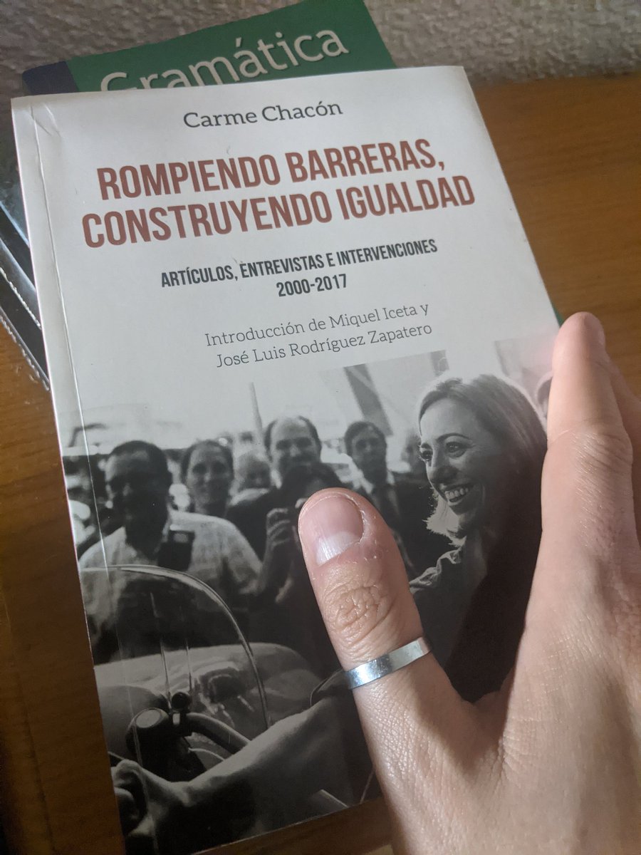 Entre mis libros de cabecera está el que recoge los discursos de la vida política de mi querida #CarmeChacon. Junto a los textos de Azaña, Foucault o Kundera me hacen poner el foco en lo importante. Hoy toca releer a Carme para seguir en lo que es justo. 💜