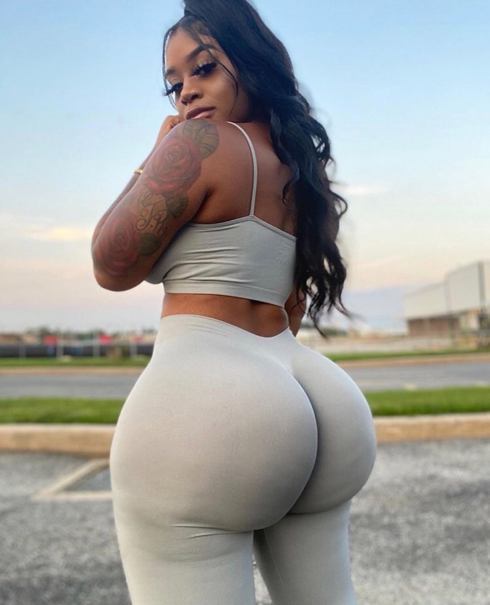 RealKakeyy's tweet photo. Do i look good in leggings? https://t.co/jH4t1rWZvD