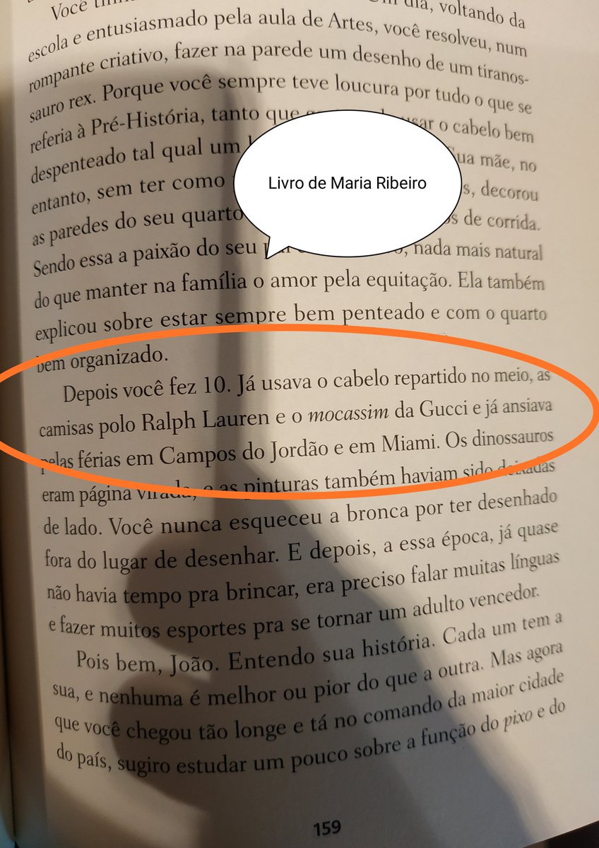 Voltando ao livro de Maria... a atriz dedicou um capítulo para Dória, reafirmando a caricatura do mauricinho que “usa camisas polo Ralph Lauren e mocassim da Gucci” e que passa “férias em Campos do Jordão e Miami”.