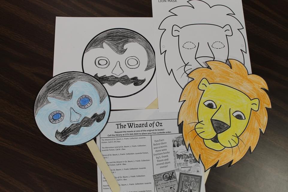 rollalibrary's tweet image. Tune in tomorrow at 10 AM as Mr. Derek reads a story from "Little Wizard Stories of Oz" by L. Frank Baum in our Oz themed Story Time! 🤖🦁✨ Remember you can pick up this week’s Story Time Grab n’ Go Bag on any day of the week.🚘