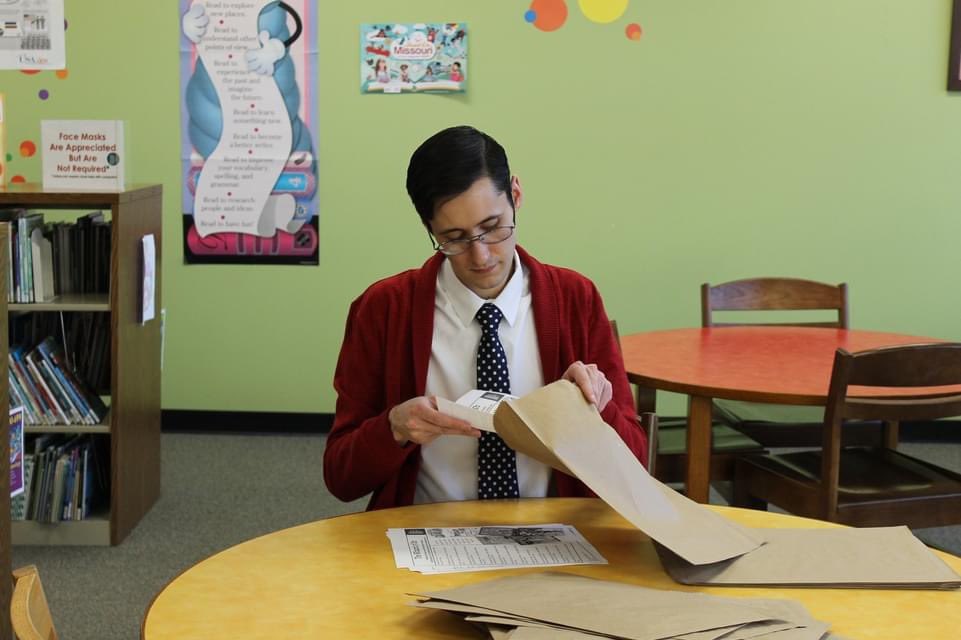 rollalibrary's tweet image. Tune in tomorrow at 10 AM as Mr. Derek reads a story from "Little Wizard Stories of Oz" by L. Frank Baum in our Oz themed Story Time! 🤖🦁✨ Remember you can pick up this week’s Story Time Grab n’ Go Bag on any day of the week.🚘