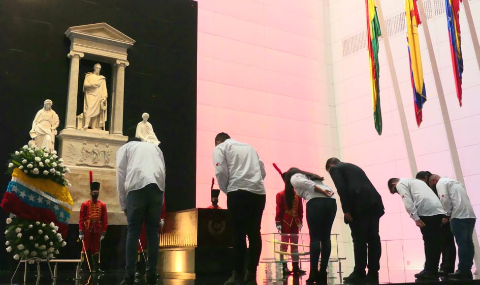 soyCesarTrompiz's tweet photo. El día de hoy rendimos homenaje al Padre de la Patria en el Panteón Nacional en compañia de la #FEVEU y #FEVEEM en el Marco del día del estudiante, cargados de la energía Bolivariana iniciamos este mes dispuestos a vencer! @NicolasMaduro

#VenezuelaDigital2020 https://t.co/uDBh0Fr305