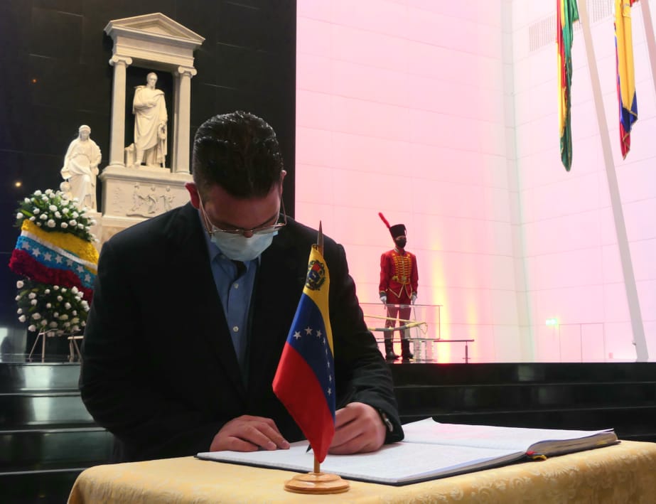 soyCesarTrompiz's tweet photo. El día de hoy rendimos homenaje al Padre de la Patria en el Panteón Nacional en compañia de la #FEVEU y #FEVEEM en el Marco del día del estudiante, cargados de la energía Bolivariana iniciamos este mes dispuestos a vencer! @NicolasMaduro

#VenezuelaDigital2020 https://t.co/uDBh0Fr305