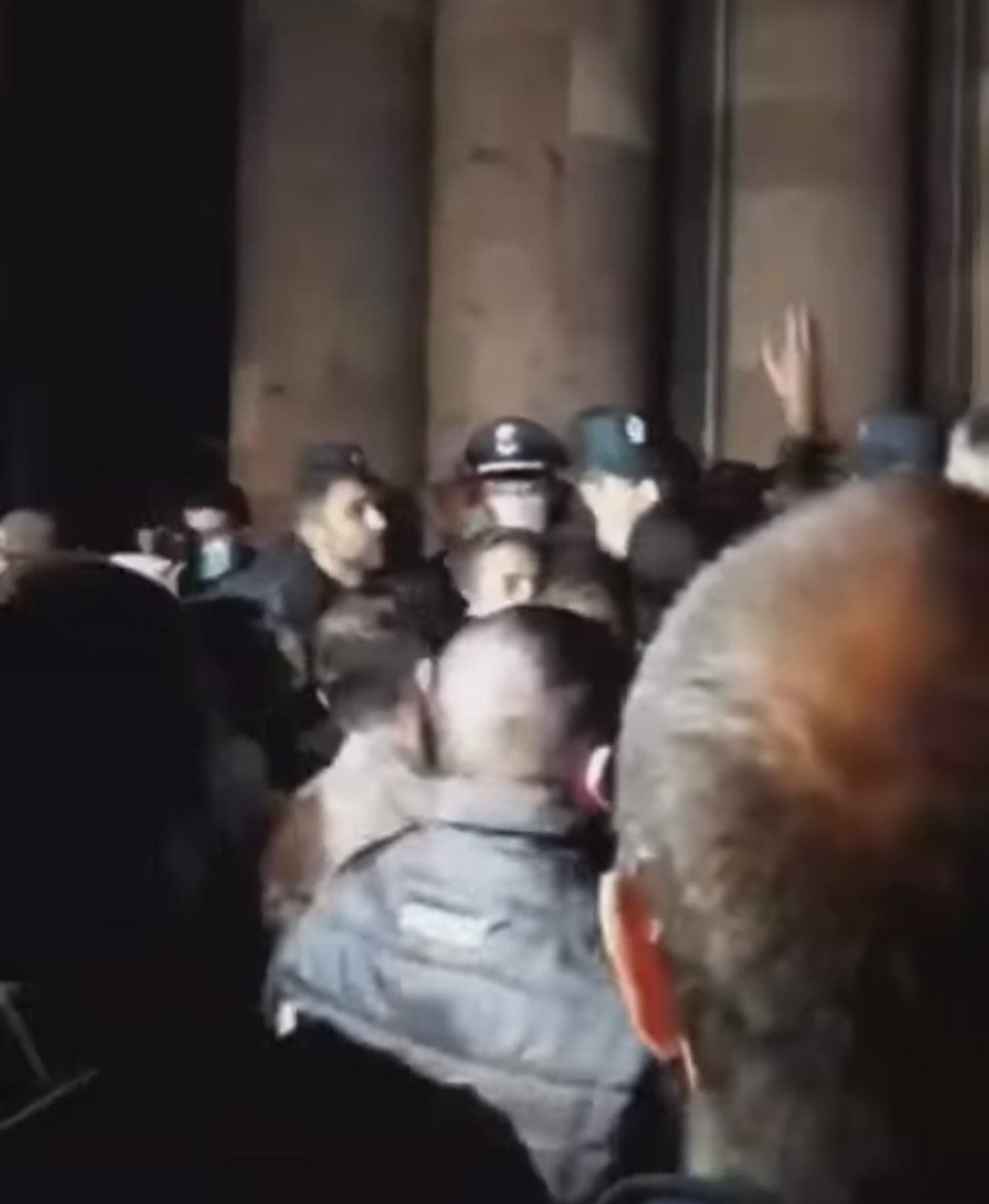 İrəvanda etirazlar başlayıb. Kütlə Hökümət evi tərəfə axışır.