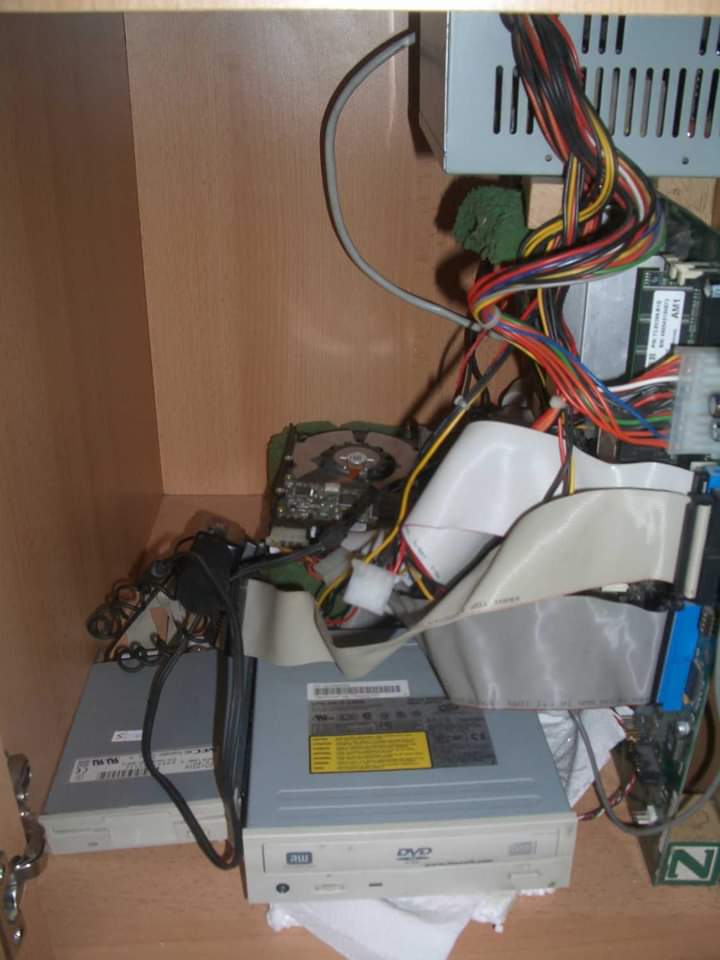 21. Kiedyś rodzice zabrali mi komputer za karę. Zostawili monitor i wszystko, zabrali tylko "puszkę"Gdy byli w pracy zajrzałem się do ich sypialni i wyjąłem wszystkie części a następnie wmontowałem je wewnątrz biurka. Chlodziłem turbiną od cichego odkurzacza (była i tak głośna)