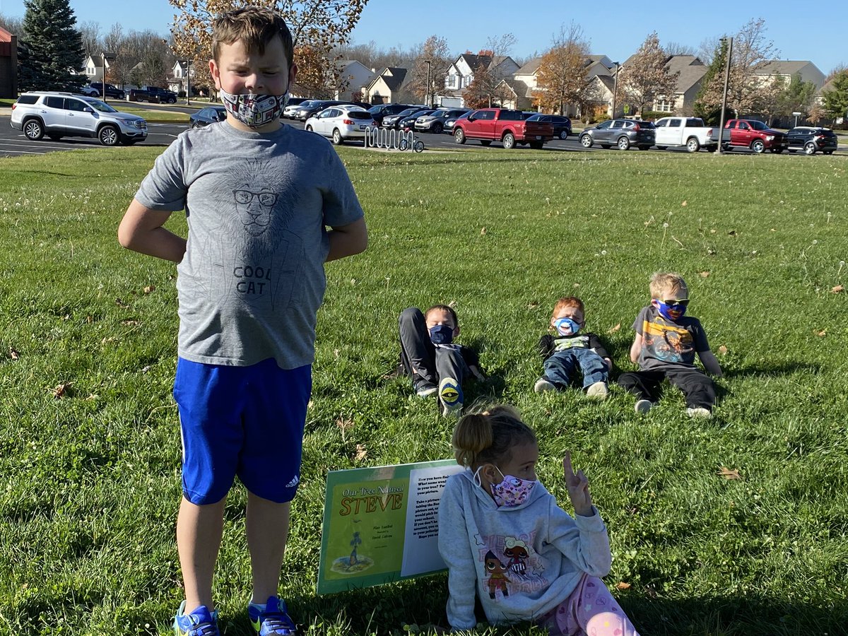 kmbrown1213's tweet photo. We took the book hike today....and had to stop and play in some leaves!  🍂 🍁 📚 https://t.co/EHs7vin8BX